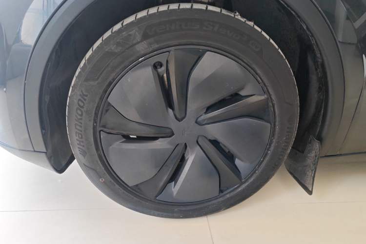 Used Tesla Model Y 2025 Long-Range All-Wheel Drive First Edition Left Front Wheel Hub