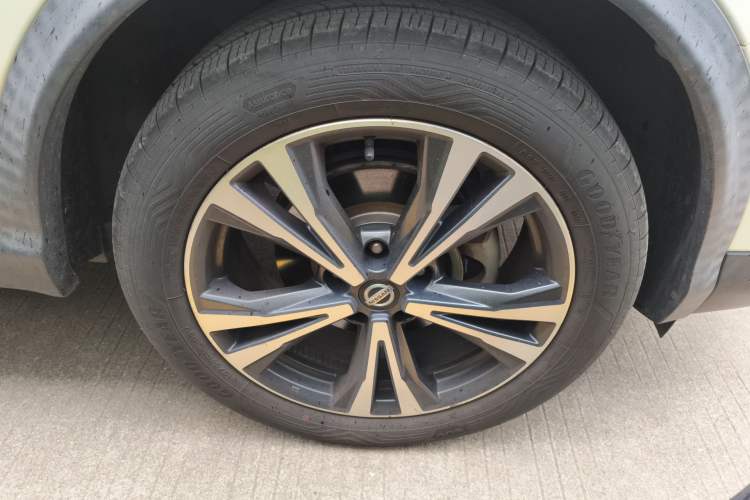 Used Nissan Qashqai 2021 2.0L CVT Luxury Navigation Edition Right Front Wheel Hub