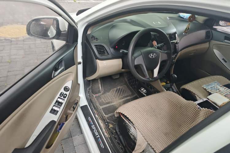 Used Hyundai Verna (older generation) 2014 1.4L Automatic Smart GLS Driver Seat