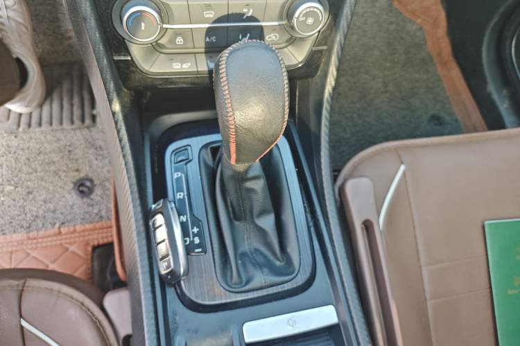 Used JMC Yusheng S330 2016 1.5L GTDi Automatic Two-Wheel Drive Prestige Edition Gear Lever