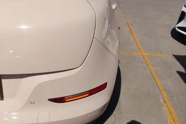 Used ORA Good Cat 2022 Morandi Edition 400km Standard Range Premium Version Lithium-Ion Battery Right Rear Taillight