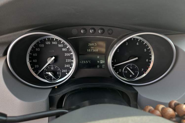 Used Mercedes-Benz R-Class 2011 R 350 L 4MATIC Odometer Close Up