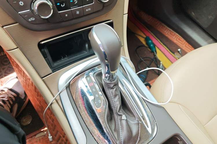 Used Buick Regal 2011 2.4L SIDI Comfort Edition Gear Lever