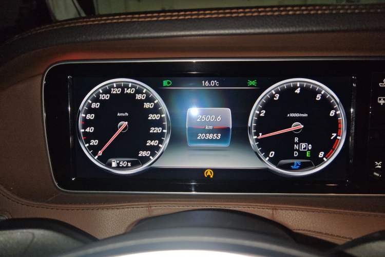 Used Mercedes-Benz S-Class 2014 S 320 L Business Model Odometer Close Up