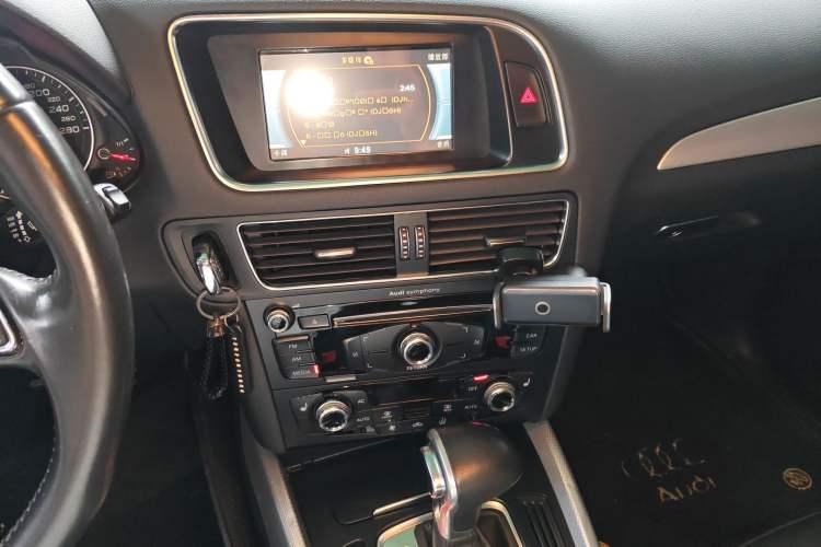 Used Audi Q5 2013 40 TFSI Technology Edition Audio And AC Panel