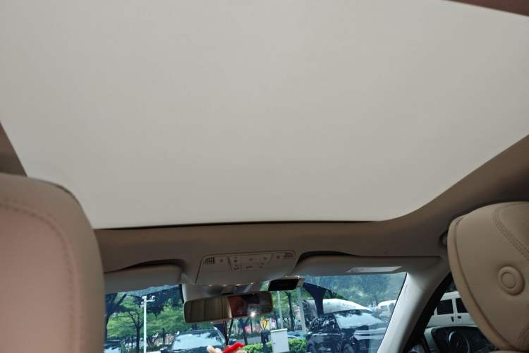 Used Mercedes-Benz E-Class 2016 E 300 L Sporty and Stylish Model