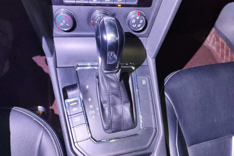 Used Volkswagen Lamando 2015 230TSI DSG Fashion Edition Gear Lever