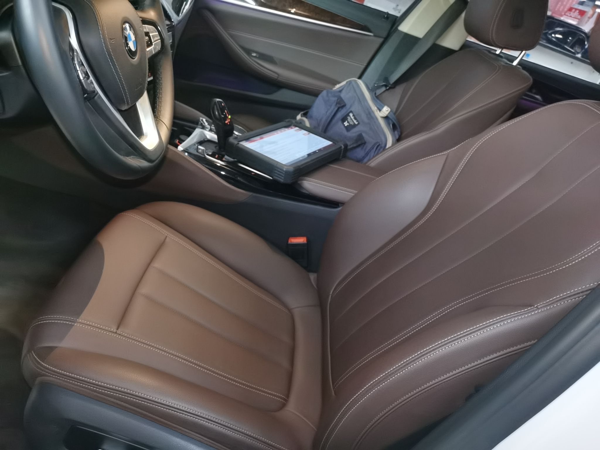 المقاعد الأمامية داخل السيارة