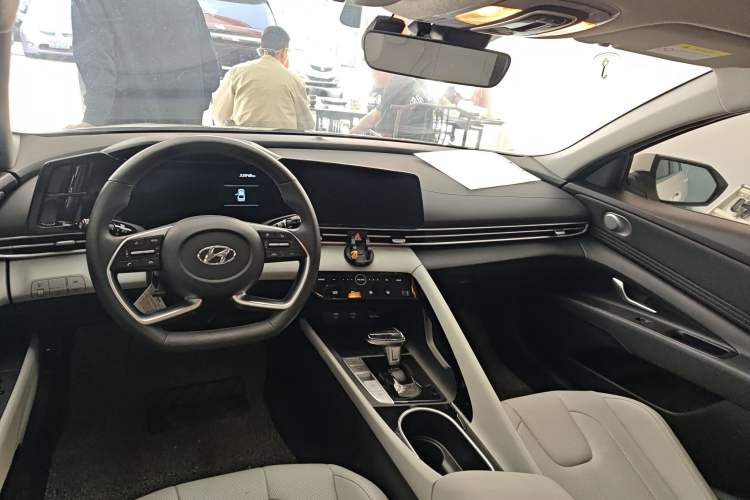 Used Hyundai Elantra 2021 1.5L CVT LUX Prestige Edition Center Console