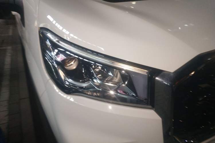 Used SAIC MAXUS Xintu V90 2024 ZhiJie 2.0T Automatic Front-Wheel-Drive Short Wheelbase Mid-Height Design with Single Rear Tire—5/6 Seater