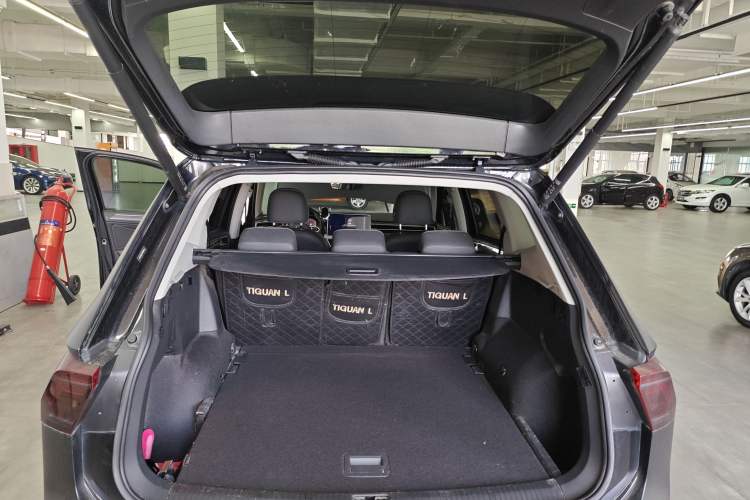 Used Volkswagen Tiguan L 2023 Restyled 330TSI Automatic Two-Wheel Drive R-Line Enhanced Comfort Version
