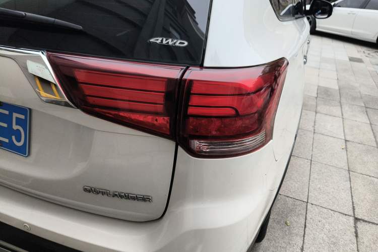 Used Mitsubishi Outlander 2019 2.4L 4x4 Zhi Xiang Edition 5 Seats China V Emission Standard
