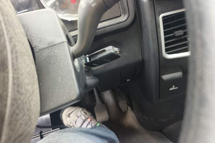 Used Iveco Daily 2021 2.5T V40 2-3 Seater Long Wheelbase Mid-Roof Design with Dual Side Sliding Doors