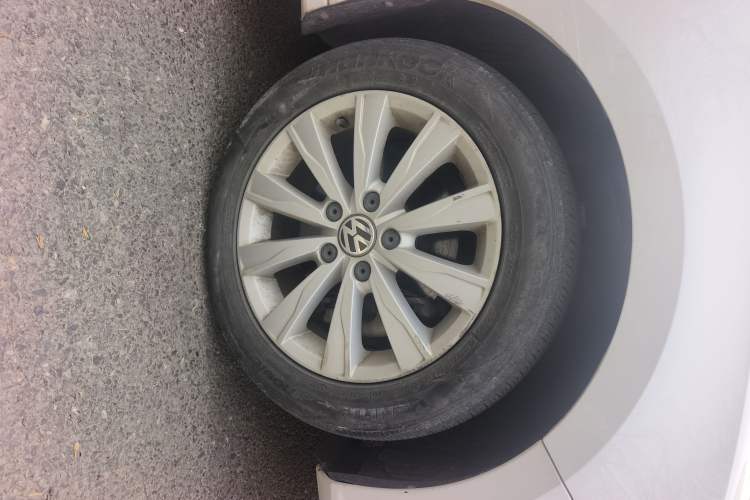 Used Volkswagen Sagitar 2015 230TSI Automatic Comfort Version Right Front Wheel Hub