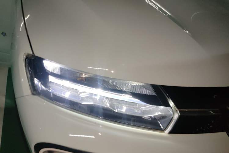Used Dongfeng NAMMI BOX 2022 Revised Light Wind Edition 201 km Standard Version Right Front Headlight