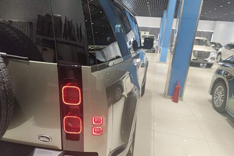 Used Land Rover Defender 2023 Facelift 90 2.0T P300 SE