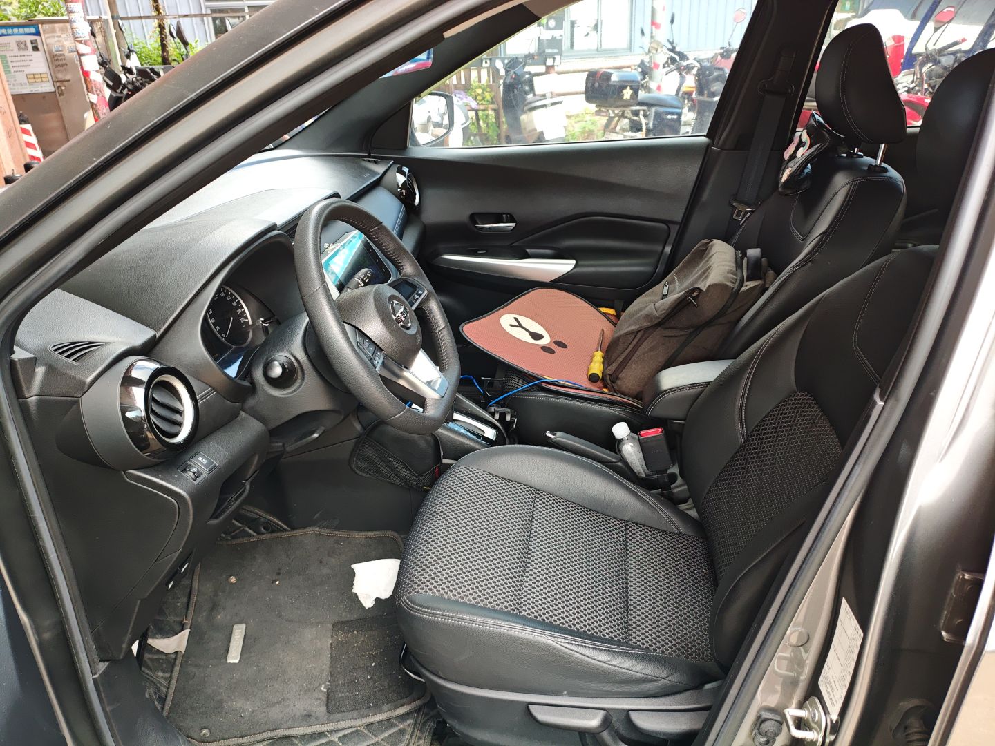 المقاعد الأمامية داخل السيارة