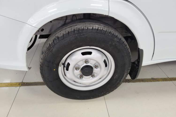 Used JMC Fushun 2023 2.0T Automatic Short-Wheelbase Low-Roof Commercial & Multi-Purpose Passenger Vehicle 6-Seater with Dual-Opening Tailgate