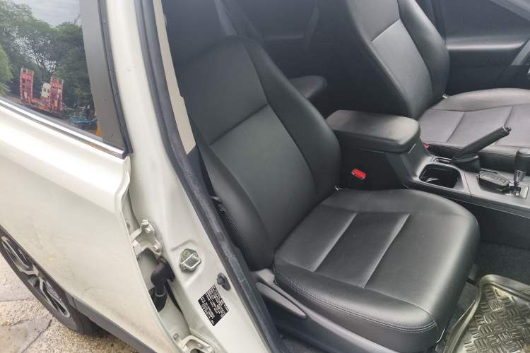 Used Toyota RAV4 2019 2.0L CVT Two-Wheel Drive Luxury Version China VI Standard
