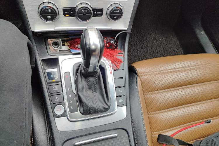 Used Volkswagen FAW-Volkswagen CC 2013 2.0 TSI Ultimate Model Gear Lever