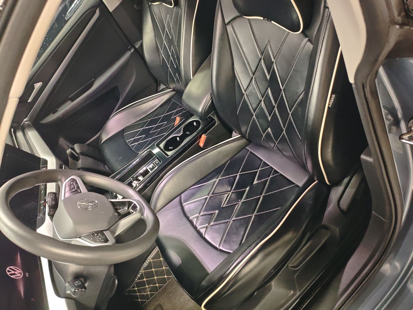 المقاعد الأمامية داخل السيارة