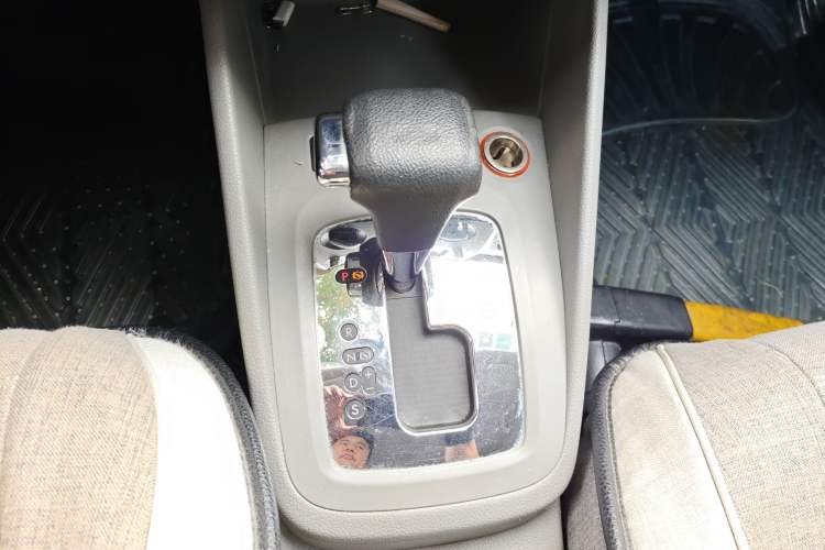 Used Volkswagen Bora 2012 1.6L Automatic Fashion Edition Gear Lever