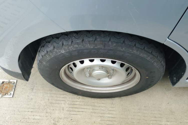 Used Wuling Yangguang 2024 300KM Comfort Version Passenger Van 75kW Left Front Wheel Hub