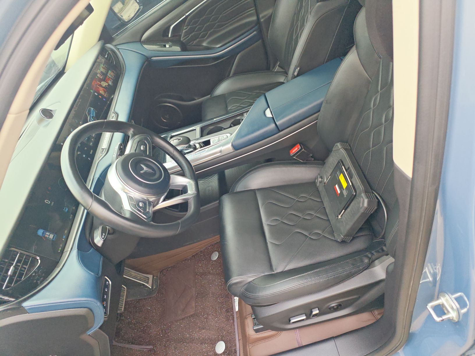 Переднее сиденье в автомобиле