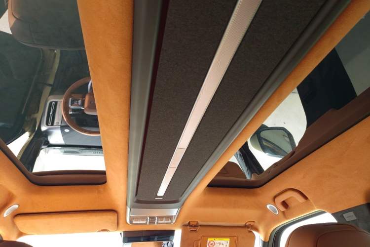 Used iCAR V27 2026 Model 200KM Four-Wheel Drive Falcon 700 Headliner