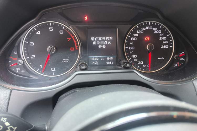 Used Audi Q5 2013 40 TFSI Comfort Edition Odometer Close Up