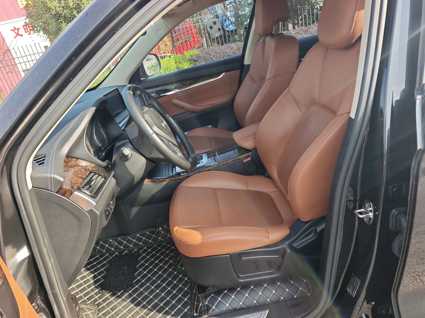 المقاعد الأمامية داخل السيارة