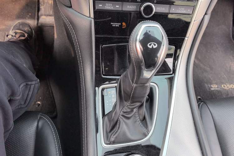 Used Infiniti Q50L 2018 2.0T Enjoyment Version China VI Standard
