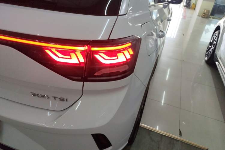 Used Volkswagen T-ROC 2024 300TSI DSG Two-Wheel-Drive Chen Guang Edition Right Rear Taillight