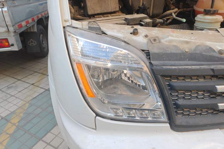 Used SAIC MAXUS Xintu V80 2021 2.0T AMT Classic Aoyuntong Short Wheelbase Mid-Roof 5/6-Seater Right Front Headlight