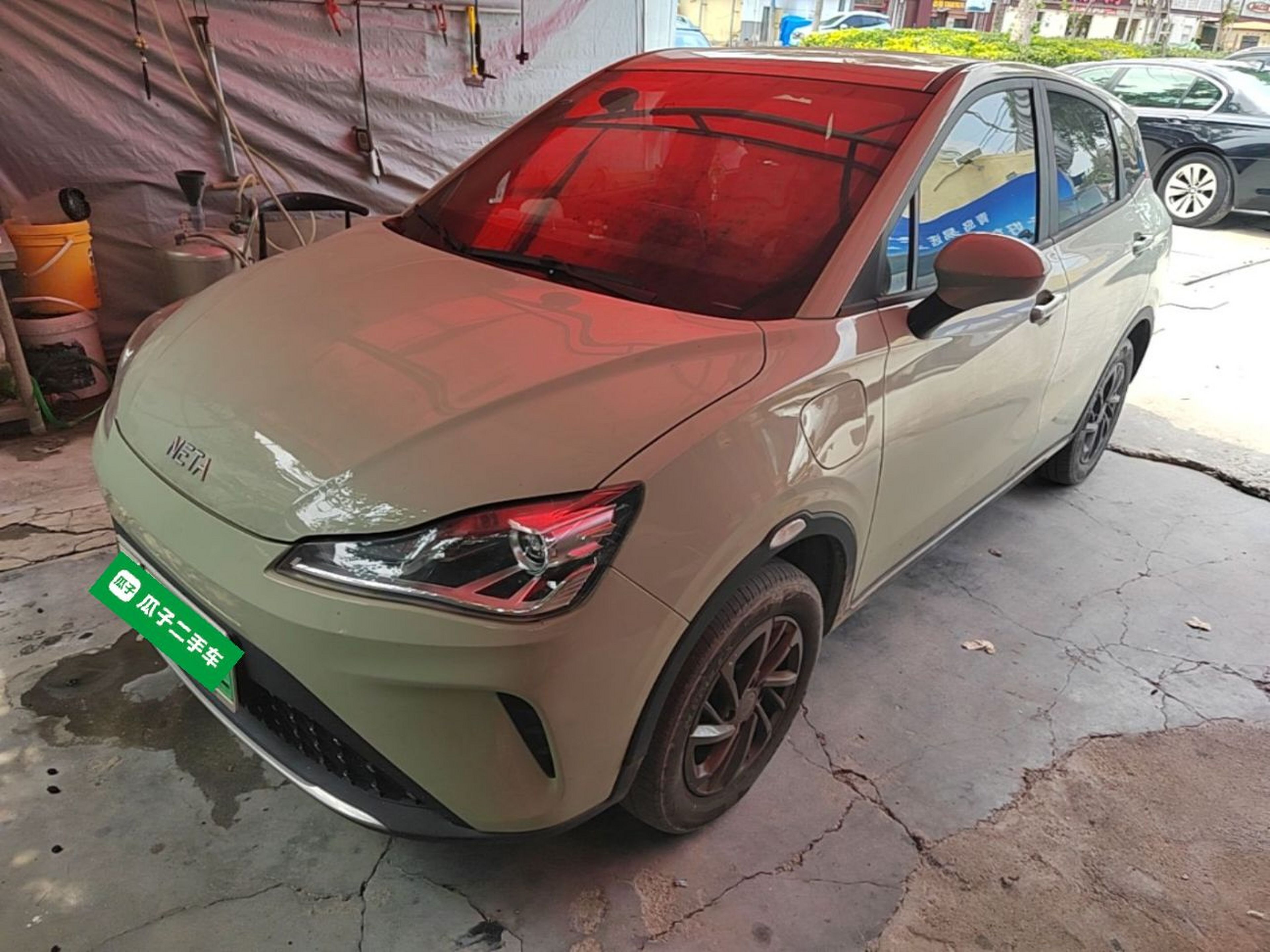 Под передней частью автомобиля