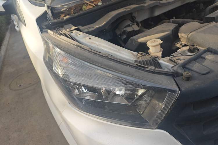 Used Jinbei Gold Hiace 2023 2.0L Passenger Van Engineering Lion 5/6/7 Seats Right Front Headlight