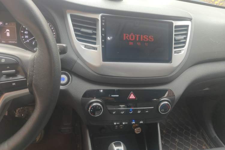 Used Hyundai Tucson 2015 2.0L Automatic Two-Wheel Drive Smart Version Audio And AC Panel