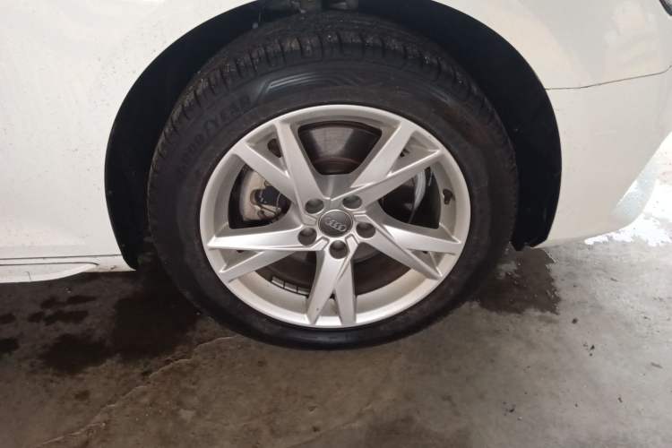 Used Audi A4L 2018 30th Anniversary Edition 40 TFSI Trendy Model Right Front Wheel Hub