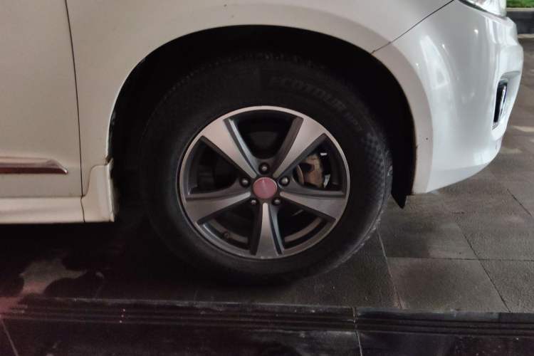 Used Haval H6 2013 Upgraded Model 2.4L Automatic Two-Wheel Drive Elite Version Right Front Wheel Hub
