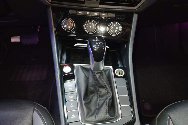 Used Volkswagen Sagitar 2021 280TSI DSG Excellence Edition Gear Lever