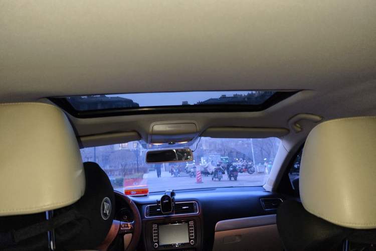 Used Volkswagen Sagitar 2012 1.4TSI Automatic Luxury Edition Headliner