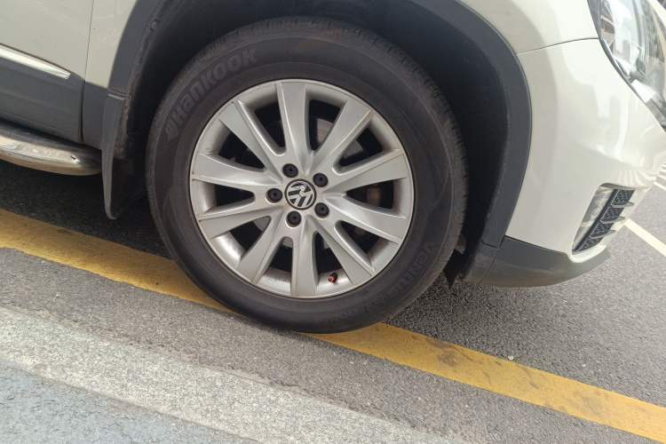 Used Volkswagen Tiguan 2013 1.8 TSI Automatic All-Wheel Drive Luxury Model Right Front Wheel Hub