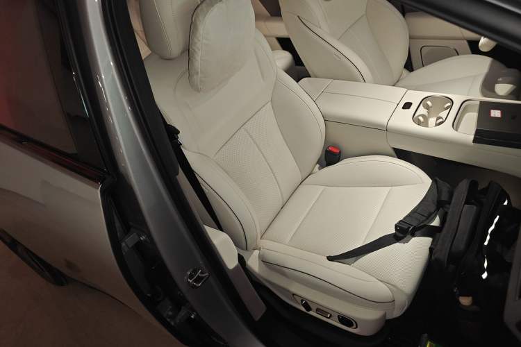 Used Li Auto i6 2025 Model Two-Wheel-Drive Standard Type Right Front Seat