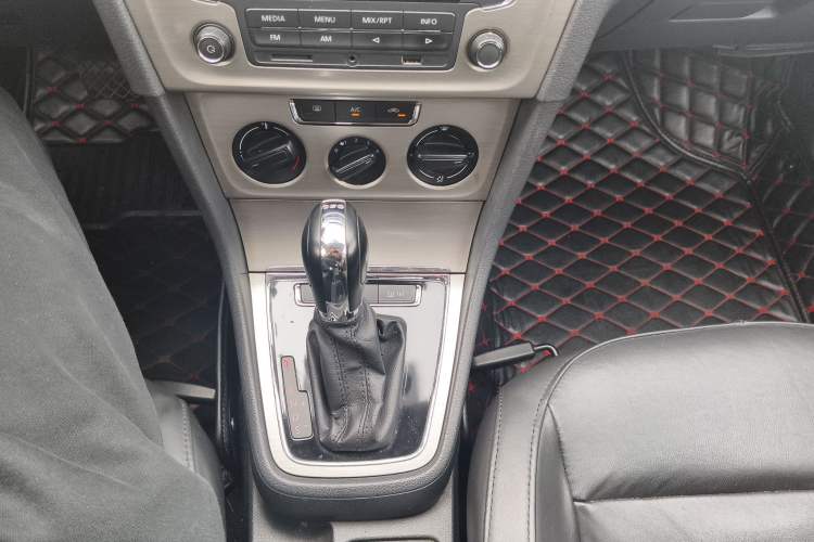 Used Volkswagen Lavida 2013 Revised Version 1.4 TSI DSG Comfort Edition Gear Lever