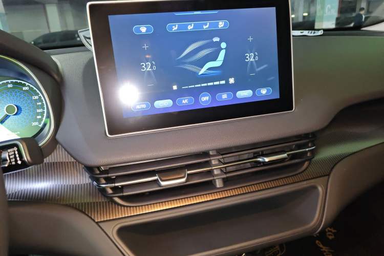 Used Hongqi E-QM5 2022 431 km Charge & Enjoy Edition Audio And AC Panel