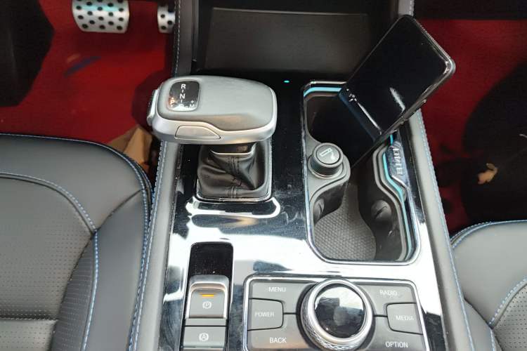 Used BAIC Off-Road BJ40 2023 2.0D Automatic Four-Wheel Drive Blade Hero Edition Adventurer Type (with Front and Rear Electronic Locks) Gear Lever