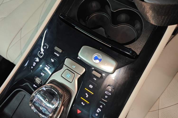 Used Denza D9 2022 DM-i 1040 Prestige Model
