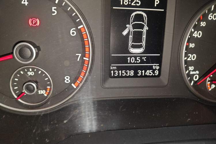 Used Volkswagen Sagitar 2014 1.4TSI Automatic Luxury Model Odometer Close Up