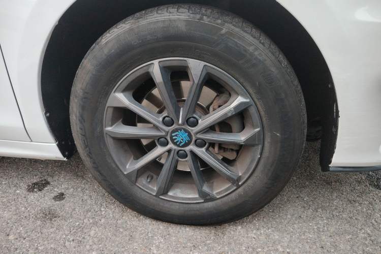 Used BYD Qin Pro New Energy 2019 EV Travel Edition Right Front Wheel Hub