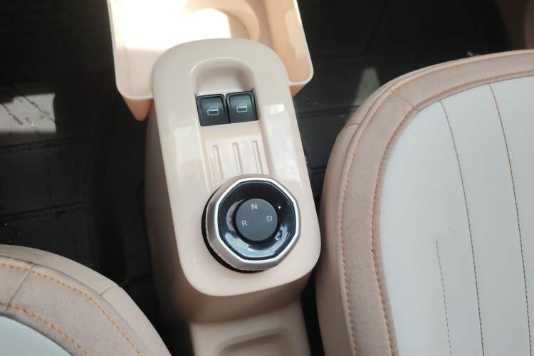 Used Geely Galaxy Panda 2023 Panda Mini 200km Endurance Bear Gear Lever